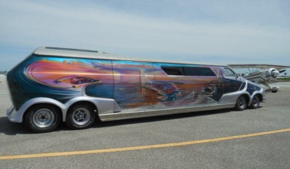 Cosmic Cruiser - Chiếc xe van điên rồ nhất thế giới với chiều dài hơn 10 mét, vẽ tranh quanh thân vỏ