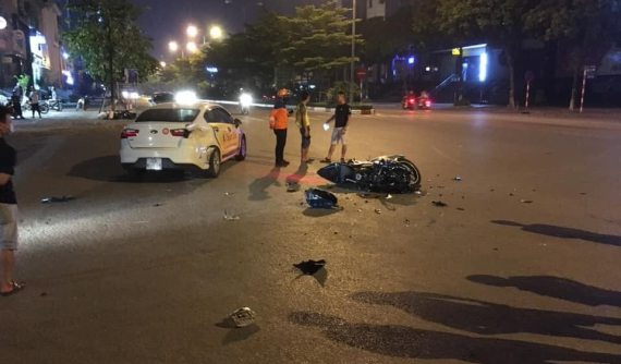 Hà Nội: Yamaha R3 gặp tai nạn, vỡ toang dàn đầu trong đêm rằm tháng 7