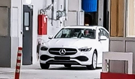 Mercedes-Benz C-Class 2022 lộ diện trong nhà máy, thiết kế hao hao E-Class mới