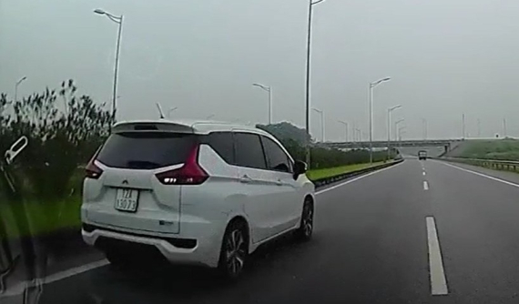 Video: Đi lùi trên cao tốc Hà Nội - Thái Nguyên, tài xế điều khiển chiếc Mitsubishi Xpander này có thể bị phạt 18 triệu đồng