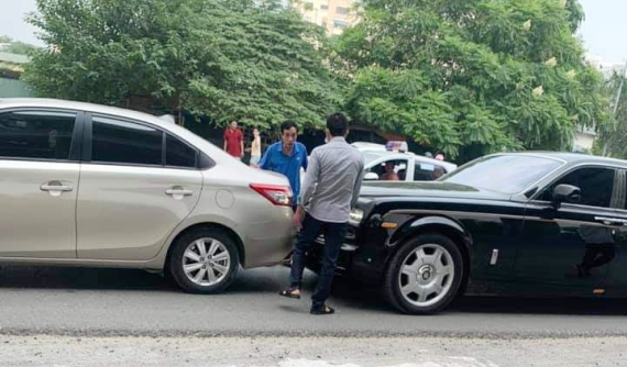 Hà Nội: Rolls-Royce Phantom va chạm vào đuôi xe Toyota Vios