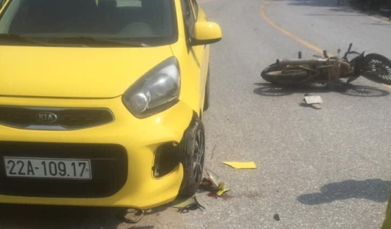 Video: Vượt ẩu tại khúc cua ở Tuyên Quang, thanh niên đi xe máy ngã xuống đường, bị ô tô cán trúng