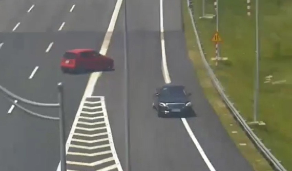 Video: 2 ô tô Kia Morning và Mercedes-Benz S-Class nối đuôi nhau đi ngược chiều trên cao tốc Hà Nội - Hải Phòng