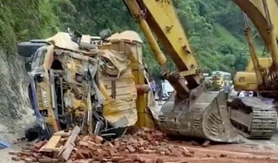 Video quay hiện trường vụ ô tô tải chở gạch bị lật trên đèo Thung Khe khiến tài xế tử vong