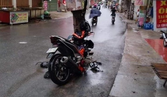 Thanh niên đi Yamaha Exciter 150 bị tai nạn tại Bắc Ninh nhưng điều khiến nhiều người chú ý lại là... cái cột điện
