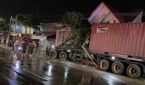 Bình Phước: Xe container tông 4 nhà dân, khiến 1 chiếc xe bán tải bốc cháy và 2 người bị thương