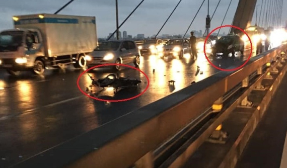 Đi xe máy ngược chiều trên cầu Nhật Tân và tông trực diện taxi, 2 thanh niên nguy kịch