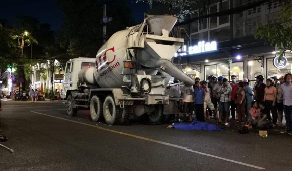 Video: Xe máy vướng vào dây cáp viễn thông, thanh niên bị xe trộn bê tông cán trúng tại Vũng Tàu