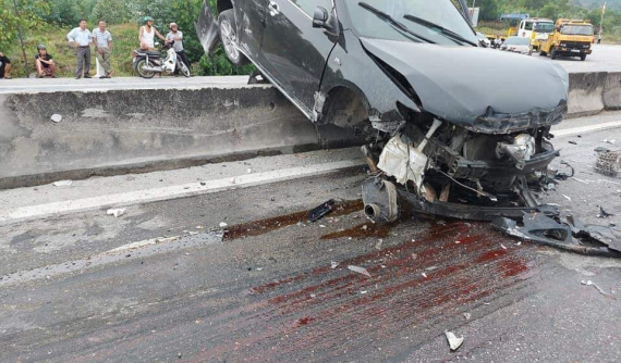 Hà Tĩnh: Va chạm với ô tô tải chở trâu, Toyota Camry bị nằm vắt ngang trên dải phân cách