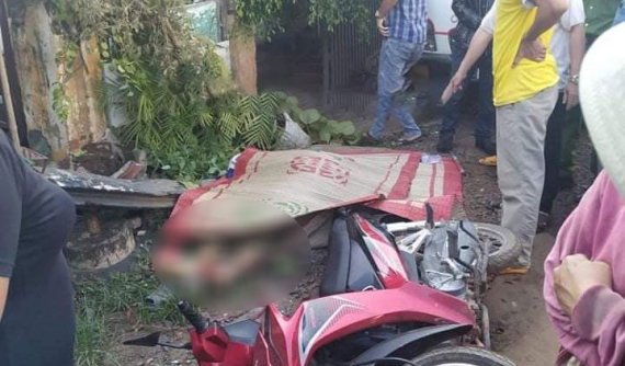 Video: Dừng chờ đèn đỏ, 2 bố con đi xe máy bị ô tô tải tông trúng tại Đắk Lắk