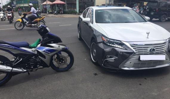 Cần Thơ: Yamaha Exciter 150 va quẹt với Lexus ES ngay ngã tư khiến dân mạnh tranh cãi
