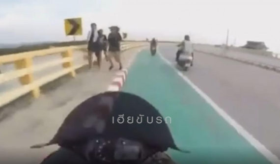Video: Biker 19 tuổi điều khiển xe mô tô Kawasaki ZX-6R bị mất lái, đâm gãy tay người đi bộ trên cầu
