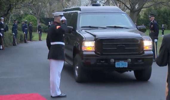 Ford Excursion 6 cửa chống đạn của Quốc vương Jordan được rao bán, giá chỉ bằng 1/5 so với lúc mới