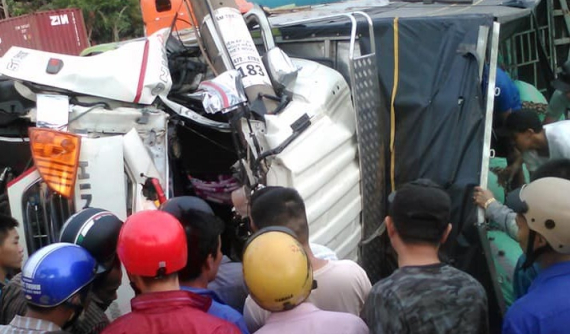 Bình Phước: Xe tải tông xe máy sang đường rồi đâm gãy cột điện, tài xế tử vong