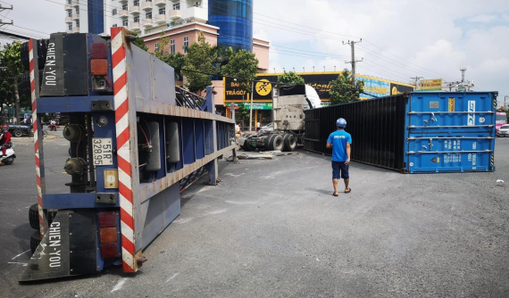 Bà Rịa - Vũng Tàu: Thùng xe container rơi xuống đường sau cú va chạm với ô tô Mitsubishi, 1 phụ nữ bị thương nặng