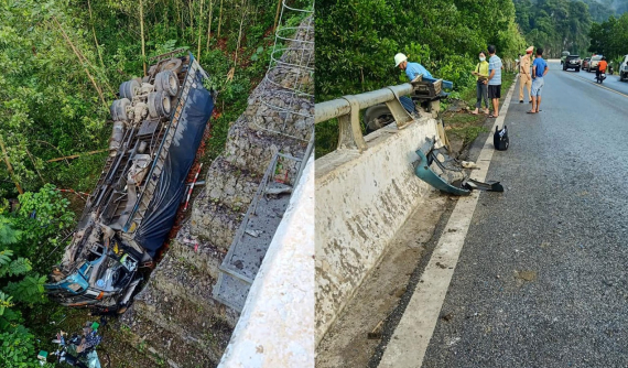 Thanh Hóa: Ô tô tải lao khỏi cầu lúc rạng sáng, tài xế tử vong