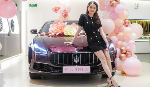 Mới tậu Porsche Cayenne 2020, Hoa hậu Hương Giang bị bắt gặp đi nhận xe Maserati Quattroporte