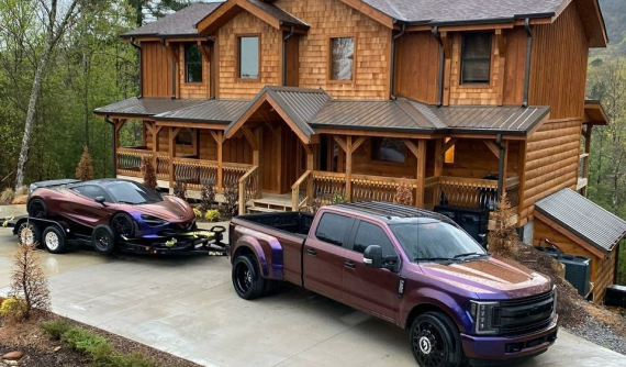 Cuộc sống đáng ngưỡng mộ của doanh nhân có siêu xe đẹp, xe bán tải hạng nặng và ngôi nhà bên sườn núi