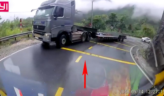 Video: Xe tải mất lái trên đèo Bảo Lộc, đâm ngang sườn xe đầu kéo trong mưa