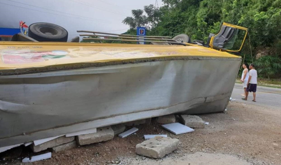 Hoà Bình: Xe tải lật nghiêng khi ôm cua trên QL15, tài xế bị chấn thương
