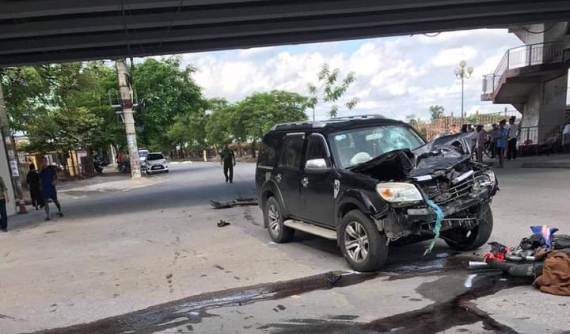 Video: Ford Everest kéo lê xe máy trên đường khiến 2 người tử vong tại chỗ