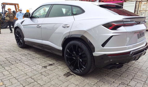 Siêu SUV Lamborghini Urus tiếp tục cập bến Việt Nam với màu sơn độc