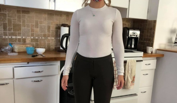 Nữ nhân viên của đại lý Honda bị cho thôi việc vì mặc áo xuyên thấu đi làm