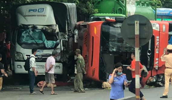 Ninh Bình: Xe khách tông tử vong người phụ nữ đi xe đạp điện rồi lao vào ô tô tải