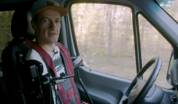 Bẩm sinh thiếu tay và chân nhưng chàng trai này vẫn lái được chiếc Mercedes-Benz Sprinter độ đặc biệt