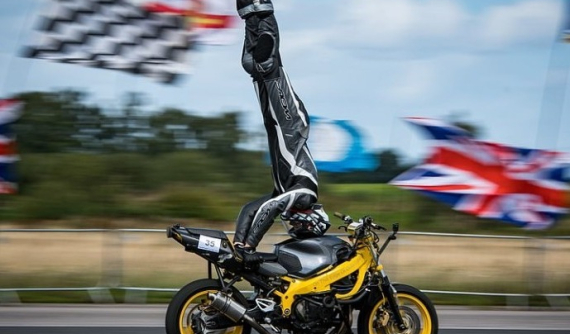 Thót tim trước màn lập kỷ lục Guinness vừa chạy mô tô vừa trồng chuối ở tốc độ 122,59 km/h