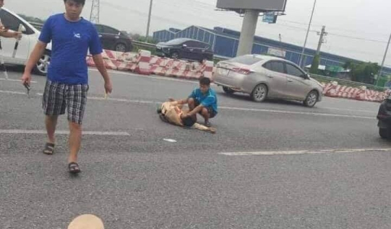 Hà Nội: Thanh niên đi mô tô tông gãy chân CSGT rồi bỏ chạy