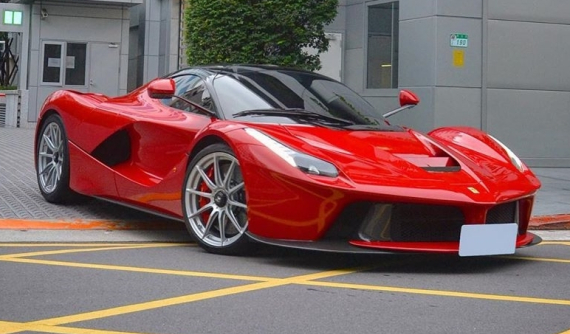 Siêu xe Ferrari LaFerrari cực hiếm và đáng "thèm khát" của nhà giàu Việt vi vu trên đường phố Đài Loan