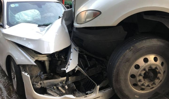 Sài Gòn: Xe container lao qua đường ngược chiều "hạ gục" xe BMW và nhiều xe máy