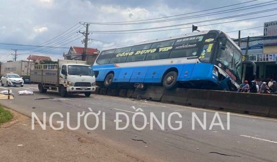 Đồng Nai: Ô tô khách tông 2 xe máy rồi leo lên dải phân cách, 1 người tử vong