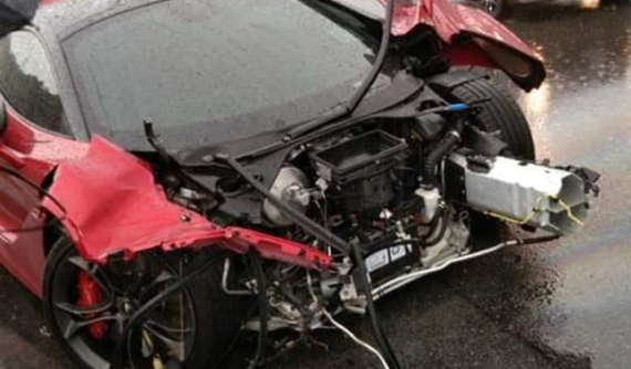 Siêu xe McLaren 720S "cụt đầu" sau khi tông sập rào chắn trên đường cao tốc vào chiều mưa