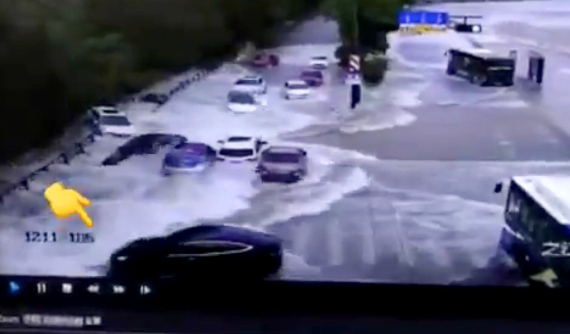 Bất chấp bị sóng thủy triều xô mạnh, chiếc Tesla Model S vẫn di chuyển ngon lành