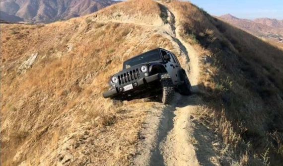 Tài xế cố đi vào đường mòn chỉ đủ chỗ xe đạp khiến chiếc SUV việt dã Jeep Wrangler bị mắc kẹt