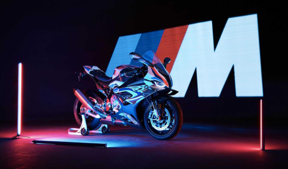 Diện kiến siêu "cá voi" BMW M1000RR bằng xương bằng thịt trên đường đua