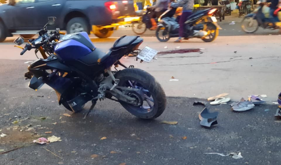 Hà Nội: Mô tô Yamaha R15 va chạm với ô tô tải lúc rạng sáng, 1 người tử vong