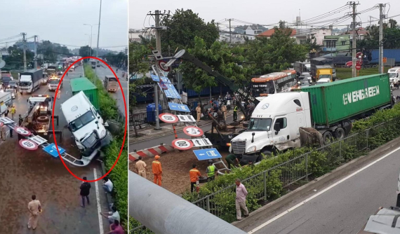 Video: Xe container lao lên dải phân cách, tông đổ cột biển báo giao thông ở ngã tư Gò Dưa