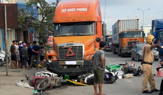 Lái xe container tông nhiều xe máy dừng chờ đèn đỏ ở Hải Phòng vi phạm nồng độ cồn