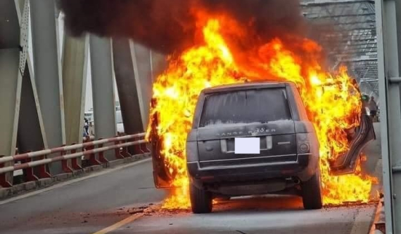 Video: Range Rover đời cũ cháy trơ khung trên cầu Chương Dương