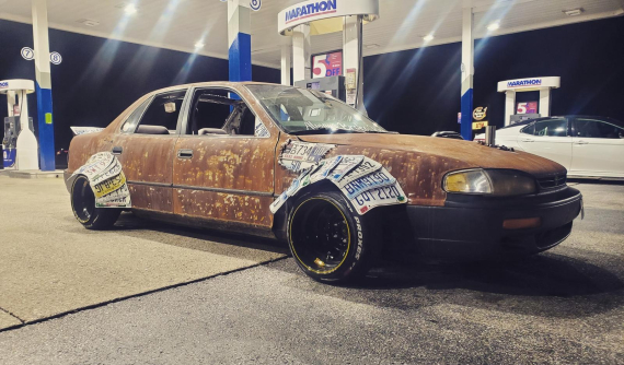 Chiếc Toyota Camry này không chỉ bị gỉ sét toàn bộ thân xe mà còn dùng biển số làm chắn bùn