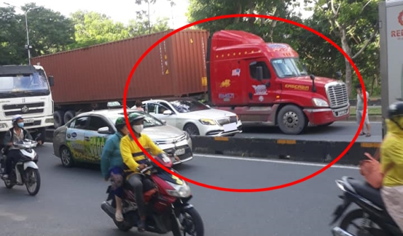 Quận 7: Xe container va quẹt vào Mercedes-Maybach S-Class đời mới khiến cư dân mạng lo lắng cho tài xế