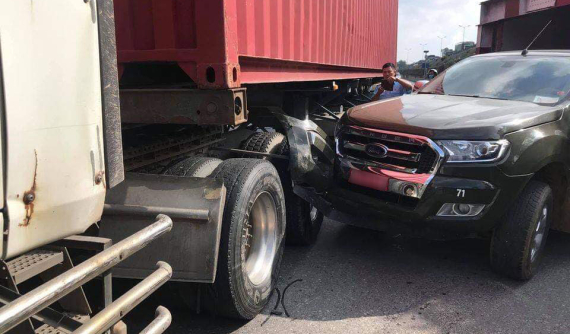 Video: Ô tô bán tải Ford Ranger đi ra từ hầm chui dân sinh, va chạm với xe container