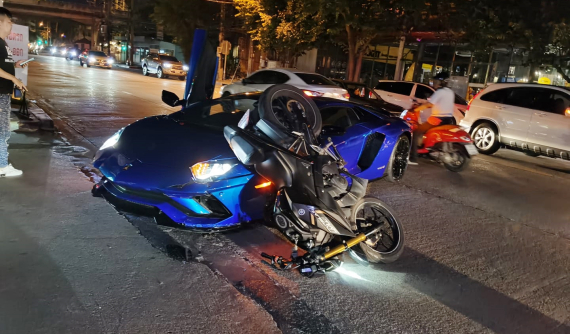 Video: Lamborghini Aventador S bị xe máy tông gần hộp đêm của "câu lạc bộ quý ông"