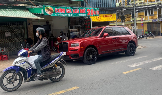 Rolls-Royce Cullinan màu đỏ độc nhất Việt Nam bất ngờ có mặt trên Đà Lạt