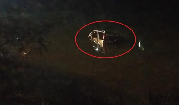 Nghệ An: Ô tô 7 chỗ Ford Everest tông xe máy trên cầu treo rồi rơi xuống sông, 5 người tử vong