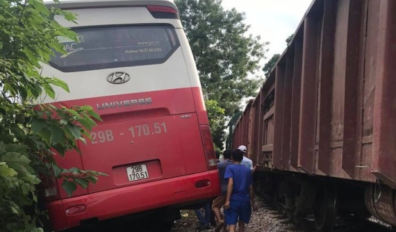 Video quay khoảnh khắc tàu hỏa tông ô tô 45 chỗ chở học sinh tại Hà Nội