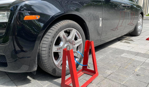 Dân mạng xôn xao với hình ảnh Rolls-Royce Ghost bị "xích giò" tại chung cư đắt đỏ bậc nhất Hà Nội
